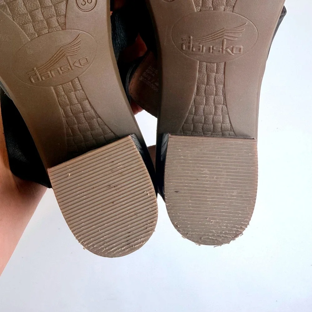 Dansko Dominique Sandals Womens 38/7.5-8 Black Leather T-Strap Chunky Platform